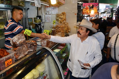 El presidente de la Comisión de Energía, Armando Guadiana, visitó ayer a los comerciantes del Mercado Alianza. (FERNANDO COMPEÁN)