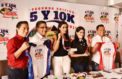 El comité organizador presentó las playeras y medallas que se entregarán a los participantes en ambos trayectos así como en las categorías infantiles, en lo que será la segunda edición. (Fotografía de Erik Sotomayor Ruiz)