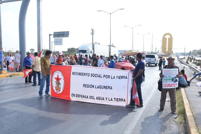 Durante el jueves fue bloqueado el paso de ambos sentidos del puente Solidaridad, por parte del Movimiento Social por la Tierra y en acuerdo con un evento nacional de la misma organización. (FERNANDO COMPEÁN)