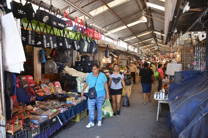 Las ventas del Mercado Alianza han bajado hasta un 50 por ciento ocasionado por las obras del Metrobús. (FERNANDO COMPEÁN)