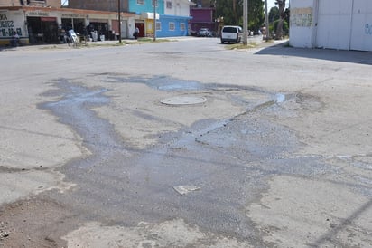 Señala Simas Torreón que desperdicio de agua en colonias del poniente corresponde a trabajos de parte de Obras Públicas. (FERNANDO COMPEÁN)