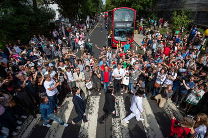 Del recuerdo. Cientos de fans se reunieron en un cruce en el barrio de St. John's Wood inmortalizado en la portada del álbum Abbey Road. (AP)