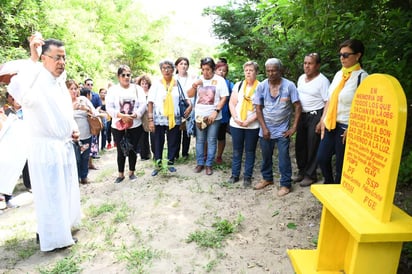 Las integrantes del Colectivo Solecito, una organización compuesta por madres de familia que en 2016 localizaron esta megafosa en el puerto de Veracruz, se despidieron del lugar en medio de lágrimas. (EL UNIVERSAL)