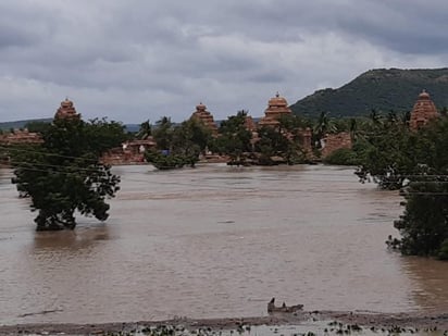 Imágenes difundidas en las redes sociales muestran al antiguo templo hindú de Pattadakal, declarado Patrimonio de la Humanidad por la Unesco, parcialmente sumergido en las aguas. (TWITTER)