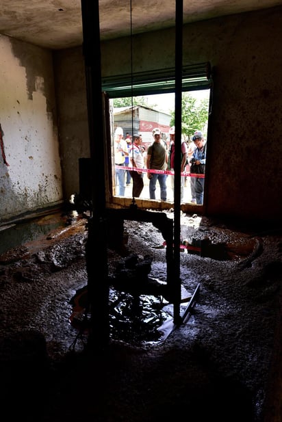  Las autoridades mexicanas confirmaron este viernes que se halló un yacimiento de petróleo durante la realización de unas obras dentro de una casa en la localidad de Macuspana, en el estado de Tabasco (sureste). (EFE)