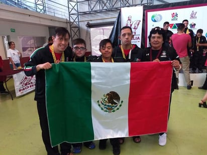 Representantes del equipo de natación Atlantis del Sistema para el Desarrollo Integral de la Familia (DIF) Torreón se colocaron entre los primeros lugares en su participación dentro de los 1eros. Juegos Internacionales de las Américas del Síndrome de Down y Mosaico. (EL SIGLO DE TORREÓN)