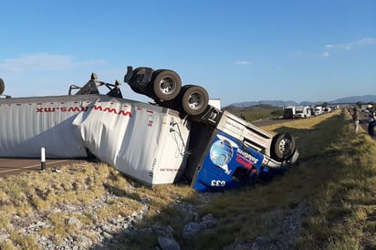 La caja del tráiler siniestrado terminó en medio de la carretera, obstruyendo el paso de los vehículos por cerca de dos horas.