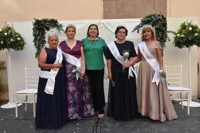 Para celebrar al adulto mayor se designó a una reina.