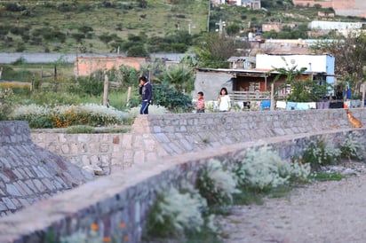 La falta de lluvia quita el riesgo de un desbordamiento en la Presa del Hielo en el municipio de Durango; empleados municipales hacen trabajos de mantenimiento en la zona.