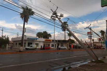 Los postes se colapsaron con el paso de una grúa.