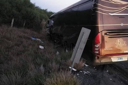 Accidente. Así quedó el camión en donde viajaban los integrantes del grupo La Firma.