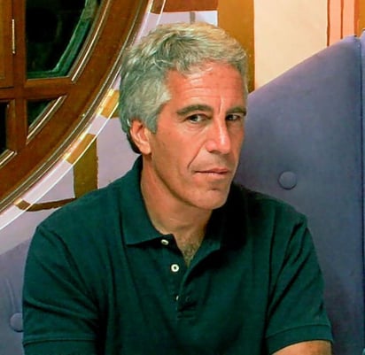 Epstein logró crear importantes contactos con los poderosos en EUA y en 1981 dejó la firma de los Greenberg para fundar su propia compañía, que en varios años fue reconocida como un imperio.
(ESPECIAL)