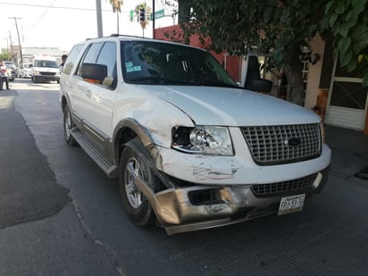 En el percance participaron una camioneta Ford Expedition y una Ford Ranger color guinda. (EL SIGLO)