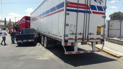 La camioneta Ford Ranger terminó con el frente incrustado en la parte media de la caja del tráiler. (EL SIGLO DE TORREÓN)