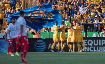 Los jugadores de Tigres festejan junto al atacante galo tras uno de sus tres goles del encuentro. (EFE)