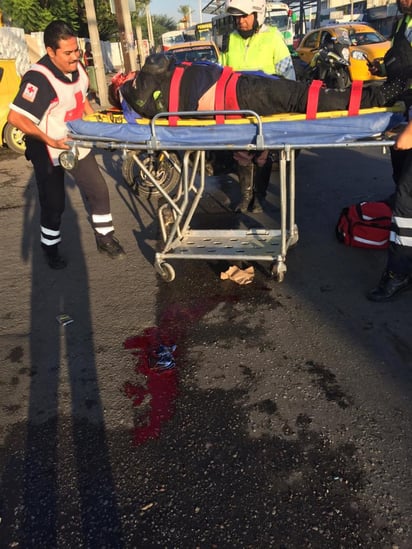 El motociclista fue atendido por socorristas. (EL SIGLO DE TORREÓN)