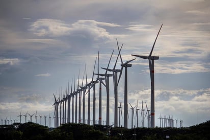 En el Istmo de Tehuantepec, en el sur de México, es imposible adivinar a simple vista cuántos aerogeneradores de energía eólica se extienden sobre miles de hectáreas. Pero alrededor de ellos conviven distintos municipios de bajos recursos que han resurgido en los últimos años. (EFE)