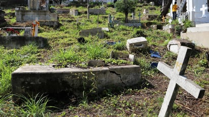 El cuerpo del joven fue hallado en el panteón 'Gregorio Vidal Alor' de Acayucan, en donde al parecer, lo apedrearon y golpearon su cabeza contra una lápida. (ESPECIAL)