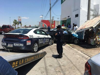 Tras una persecución policíaca una unidad de la dirección de Seguridad Pública se vio involucrada en un choque múltiple en el que estuvieron dos vehículos y un triciclo. (EL SIGLO DE TORREÓN)