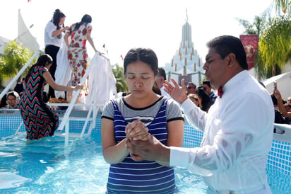 Los bautizos fueron realizados por primera ocasión afuera del templo principal como una manera de mostrar la unidad de esta congregación con 93 años de antigüedad y la confianza en su líder conocido como el 'Apóstol de Jesucristo'. (EFE)