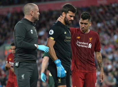 Alisson salió lesionado en la primera mitad del triunfo del Liverpool 4-1 sobre el Norwich durante la primera jornada de la Premier League. (ARCHIVO)