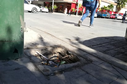 Estos registros representan un riesgo para los transeúntes, quienes deben sortearlos para evitar tropezar o caer.