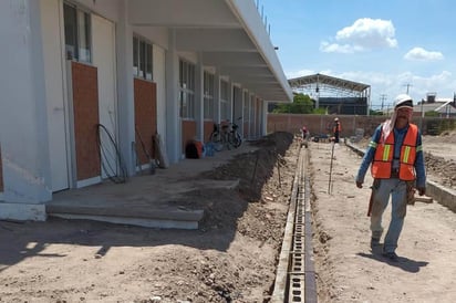 La construcción de bardas perimetrales es una de las labores más comunes de mejoras en planteles educativos.