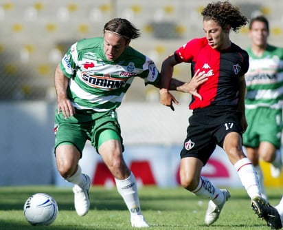 Andrés Guardado pelea una pelota contra Matías Vuoso, en un duelo en el que los Rojinegros del Atlas visitaron a Santos Laguna. (ARCHIVO)