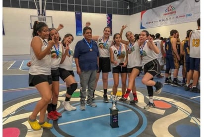 Las jugadoras junto a su entrenador César Rivera, festejaron en grande el título conseguido en Querétaro frente a las mexiquenses. (ESPECIAL)