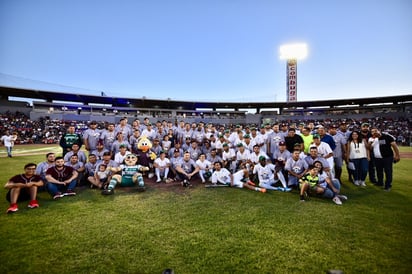 Algodoneros y Santos Laguna brindaron un gran espectáculo ayer ante un repleto Estadio de la Revolución, en un duelo de softbol a beneficio de niños que padecen cardiopatías congénitas. (EL SIGLO DE TORREÓN/ERICK SOTOMAYOR)