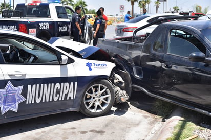 La patrulla se impactó contra una camioneta, y esta a su vez chochó con un automóvil estacionado y luego con un triciclo.