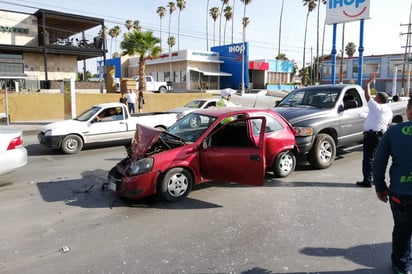 De las seis unidades participantes en el choque, el Chevy fue el más dañado.