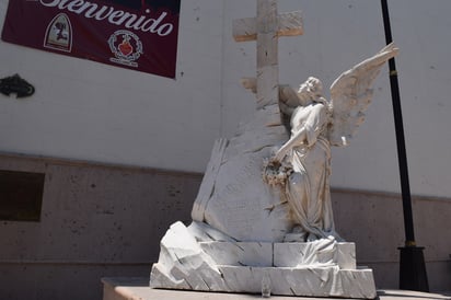 La plaquette detalla la historia del Ángel del Amor; la presentación será este jueves 15 a las 19:00 horas en el salón Azul. (EL SIGLO DE TORREÒN / MA. ELENA HOLGUÍN)