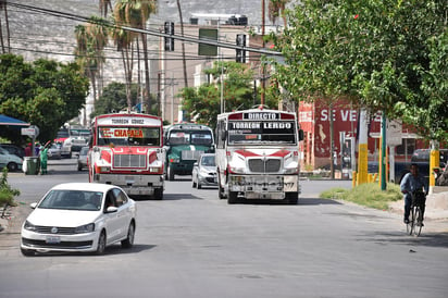 Algunas rutas toman todos los carriles de las vialidades pese a que deben circular por su derecha.