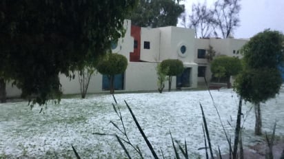 La fuerte lluvia acompañada de granizo registrada la tarde de ayer lunes en la capital poblana dejó diversas zonas inundadas y otras más tapizadas completamente de hielo, así como árboles caídos y automóviles varados. (TWITTER/@CarlosMiranda_)