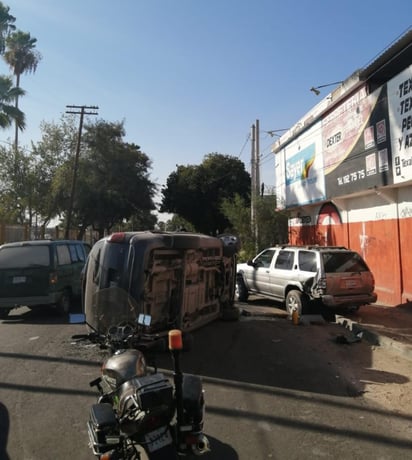 Un menor de 17 años y una mujer de la tercera edad que lo acompañaba, resultaron lesionados luego de que la camioneta en la que viajaba se impactó con un vehículo estacionado y terminó volcada. (EL SIGLO DE TORREÓN)