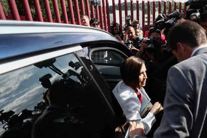 Las últimas horas de libertad de Rosario Robles las pasó entre sus abogados, papeles y un juez que no escuchó su ruego de no someterla a prisión. (EL UNIVERSAL)