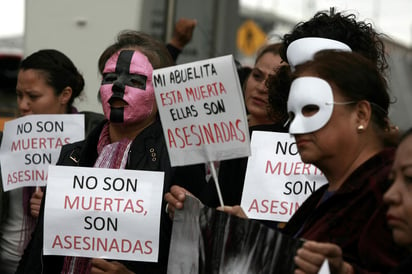 Con dos sapos atados a su cuello es como fue localizado el cuerpo de una mujer en visible estado de descomposición en las cercanías del boulevard que conduce al fraccionamiento la Estancia, en el libramiento Benito Juárez, en la salida sur de la capital del estado. (ARCHIVO)