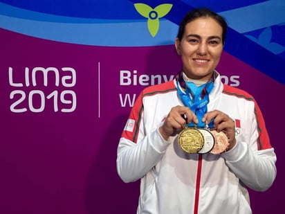 La atleta lució las medallas de oro, plata y bronce que ganó en las competencias de tiro con arco. (CORTESÍA)