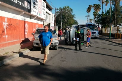 La camioneta terminó volcada sobre su costado izquierdo, en la avenida Francisco Villa.