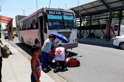 La señora quedó en el piso y algunas personas que observaron el incidente la auxiliaron.