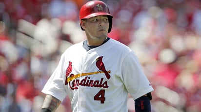 Yadier Molina reapareció ayer en la victoria de los Cardenales 2-0 sobre Reales de Kansas City; el cátcher bateó de 4-0. (AP)