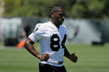 Antonio Brown volvió ayer a los entrenamientos con Raiders. (ARCHIVO)