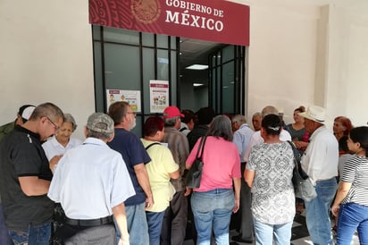 Con la colocación de decenas de sillas se mejora la atención a los adultos mayores, quienes esperan su turno de cobrar su pensión.