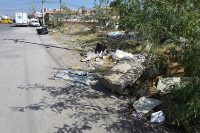 Vecinos tiran basura en terreno Denuncian zanja