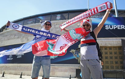 Los aficionados ingleses ya 'invadieron' las calles de la ciudad turca para presenciar el duelo. (EFE)