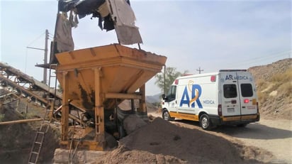 Los primeros en atender la emergencia fueron paramédicos de una empresa particular, quienes intentaron darle los primeros auxilios. (EL SIGLO DE TORREÓN)
