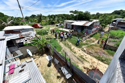 El Instituto de Protección Civil del Estado de Tabasco descartó riesgos de explosividad, luego de realizar pruebas de detección de gas en la zona donde se halló una emanación de aceite, cuando un habitante perforaba un pozo para encontrar agua en el poblado Belén, en Macuspana. (EFE)