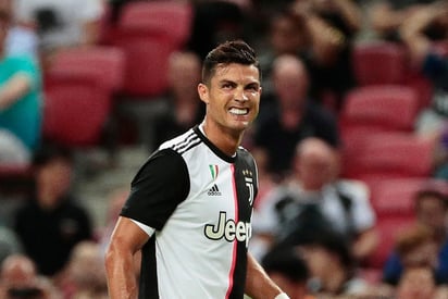 Cristiano Ronaldo presenta molestias en el aductor izquierdo, por lo que trabajará al margen de sus compañeros de la Juventus. (ARCHIVO)