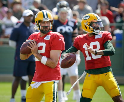 Aaron Rodgers podría ver acción un cuarto en el duelo de hoy.